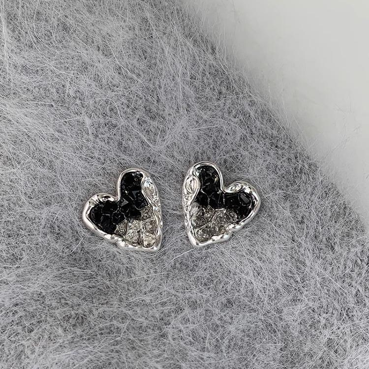 Silver needle sweet cool black love stud earrings peach heart earrings cold wind earrings simple spring and summer new models