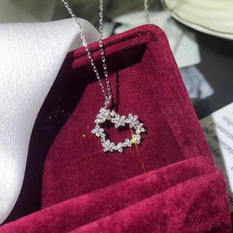 Huahua Heart-Shaped Diamond Necklace for Women - Luxurious, Brilliant Clavicle Chain, Perfect for Banquets and Gifts.