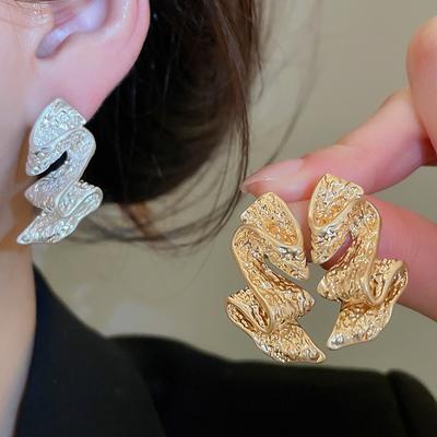 Punk Cool Hammer Ton Metallisch Gedreht Unregelmäßig Geometrisch Hängeohrringe Für Frauen Mattes Gold Silberbeschichtetes Kupfer