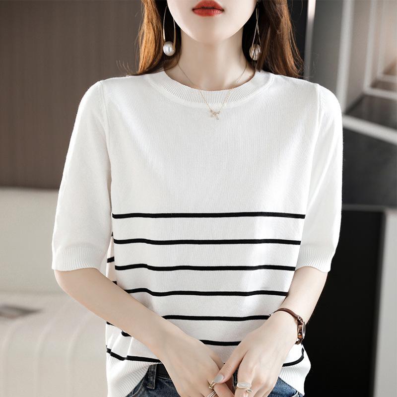 T-shirt a maniche corte in maglia a righe larga da donna