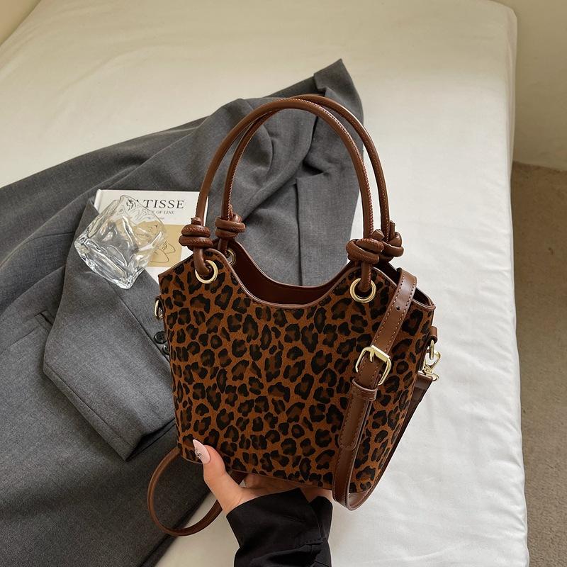 

Simple and fashionable leopard print underarm bag 2025 autumn new chain shoulder bag high value fashionable casual messenger bag