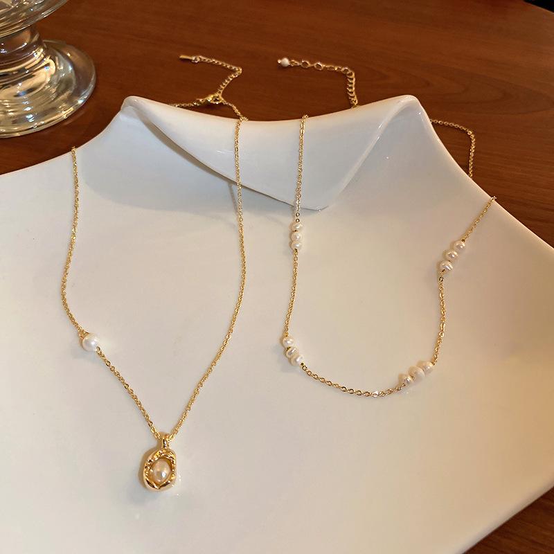 

Baroque Pearl Gold-Plated Two-Piece Necklace Set - French Retro Clavicle Design, Fashionable and Versatile for Women.