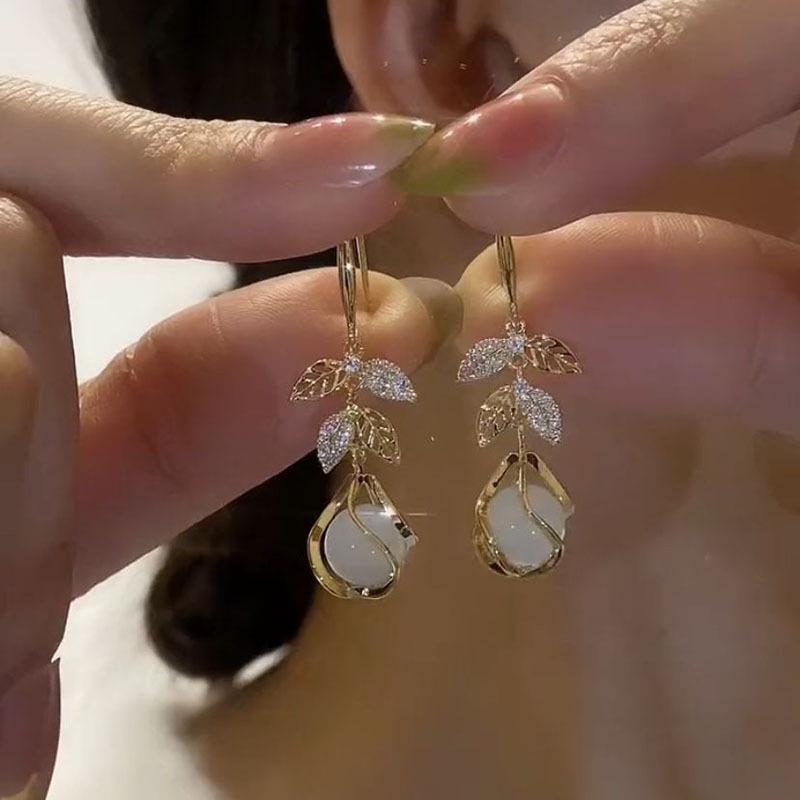 Elegant Autumn/Winter Leaf Cat's Eye Stone Earrings – Light Luxury, High-End Ear Hooks with Unique Design