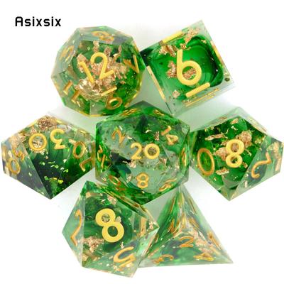 7 Stück grüne, goldene Zahlen, scharfkantige Harzwürfel, polyedrische Würfel, geeignet für Rollenspiele, RPG-Brettspiele