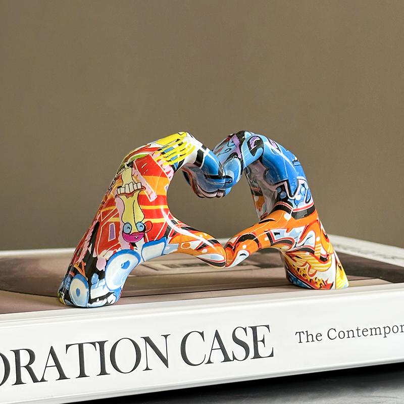 Yaratıcı Graffiti Reçine El Kalp İşareti Heykeli Ev Dekorasyonu Nordic Kalp Şeklinde Heykel Kız Arkadaş için Sevgililer Günü Hediyesi