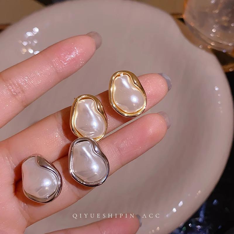 European & American Baroque Pearl Irregular Stud Earrings: Retro Style for Women - Autumn/Winter Fashion Accessories