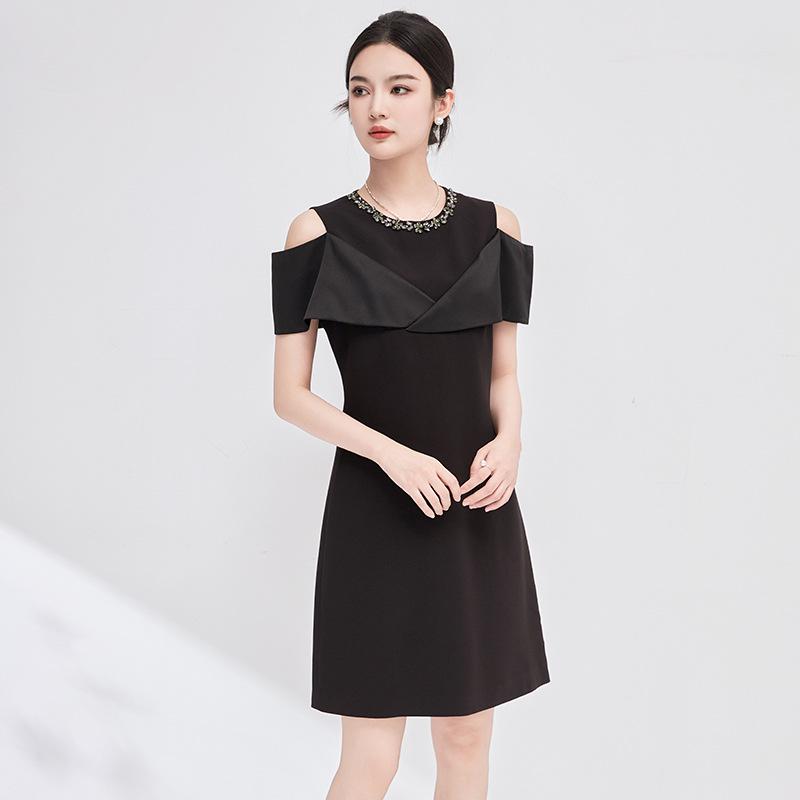 

Элегантное женское платье с открытыми плечами и бриллиантовым маникюром 2024 года S чёрный