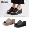 Crocs סנדלי כפכפים לנשים Brooklyn Shine עם פלטפורמה ועקב טריז (בחר 1 מתוך 2)