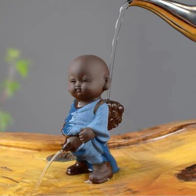 Čaj z fialové hlíny Domácí mazlíčci Ornament Figurky Buddhy Malý mnich Yixing Chlapeček Sprej Pee Čajový stolek Domácí dekorace Řemesla