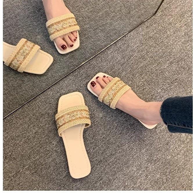 Xiaoxiangfeng Cool Slippers for Women To Wear In the Summer of 2025, New Models with Small Soft Soles, Square Head, Seaside Vacation Beach Shoes