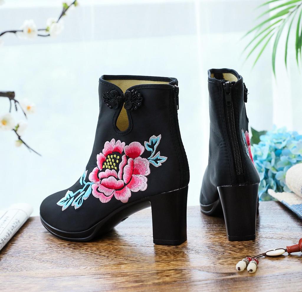 Krátké vyšívané sametové lodičky na jaro/podzim, k dispozici i větší velikosti.