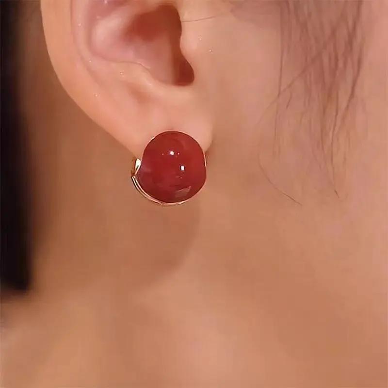 

Круглые женские серьги с эмалью сладкого бордового цвета