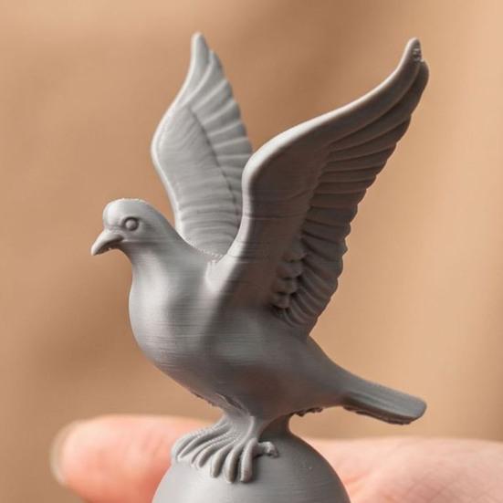 Figurina di Uccello Bianco Stampata in 3D Piccolo Uccello della Pace su Palla Statua Piccola Scultura Decorativa di Uccello per Interni Scrivania Scaffale Decorazione