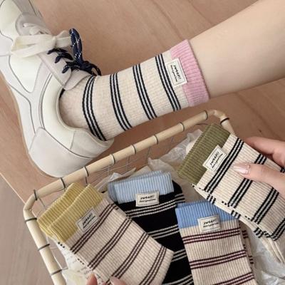 Herbst- und Wintersocken: Bunte Rippstrick-Streifensocken für Damen, Trendiges Stoffetikett für Damen, Lässige und Einfache Baumwoll-Farbblock-Mittelschaftsocken