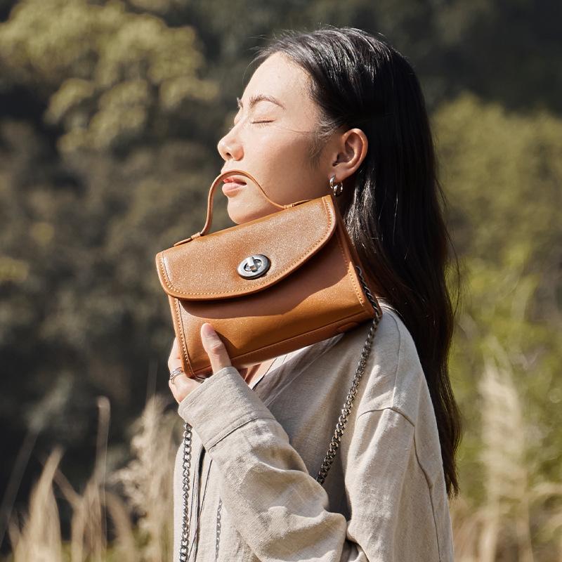 2025 Autumn Winter Elegant High-end Genuine Leather Women's Bag Simple Fashion Style Cowhide Shoulder Bag Commuting Daily Small Square Bag