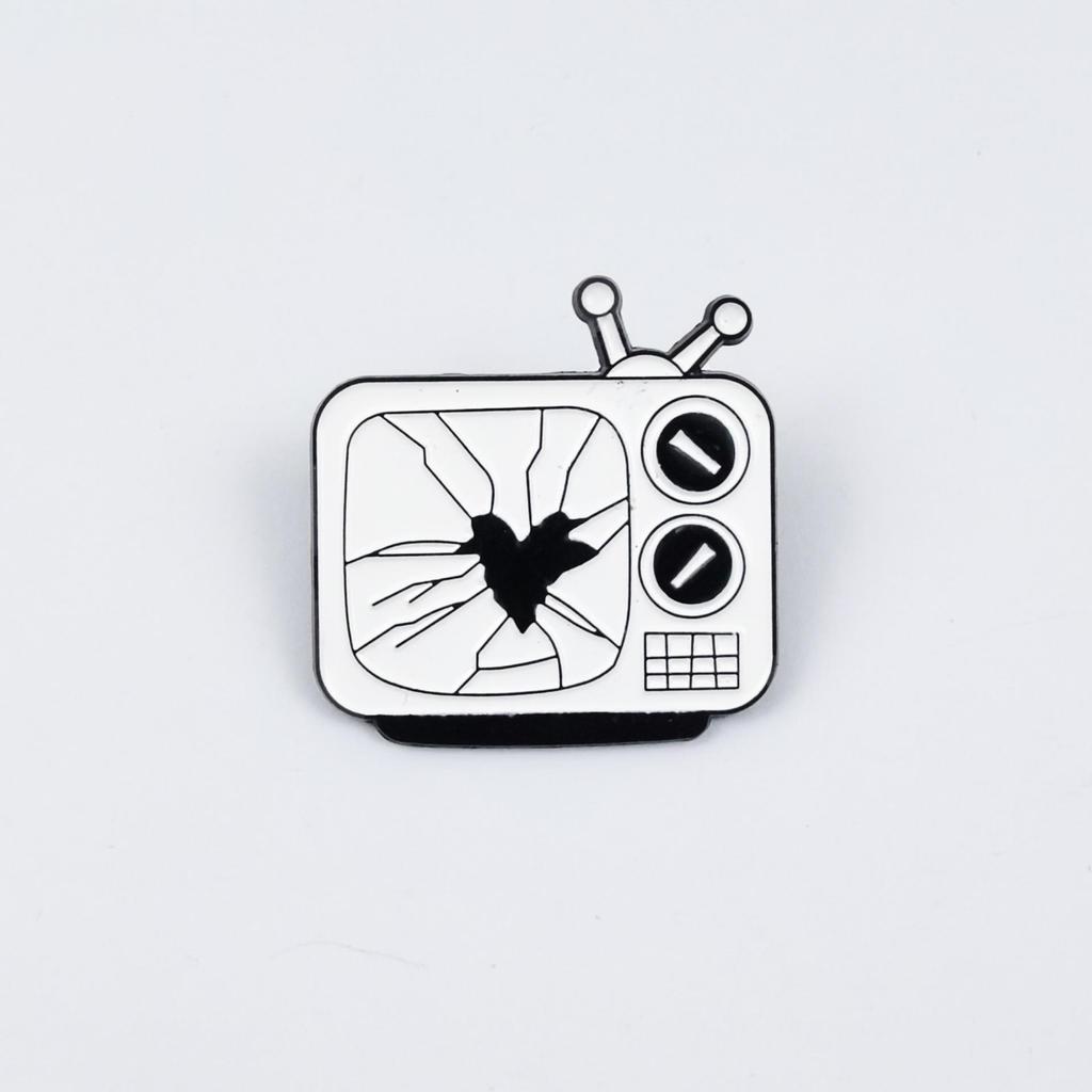 Black & White TV Player Brooch: Creative Heart-Shaped Alloy Badge for Bags, Clothing, Hats