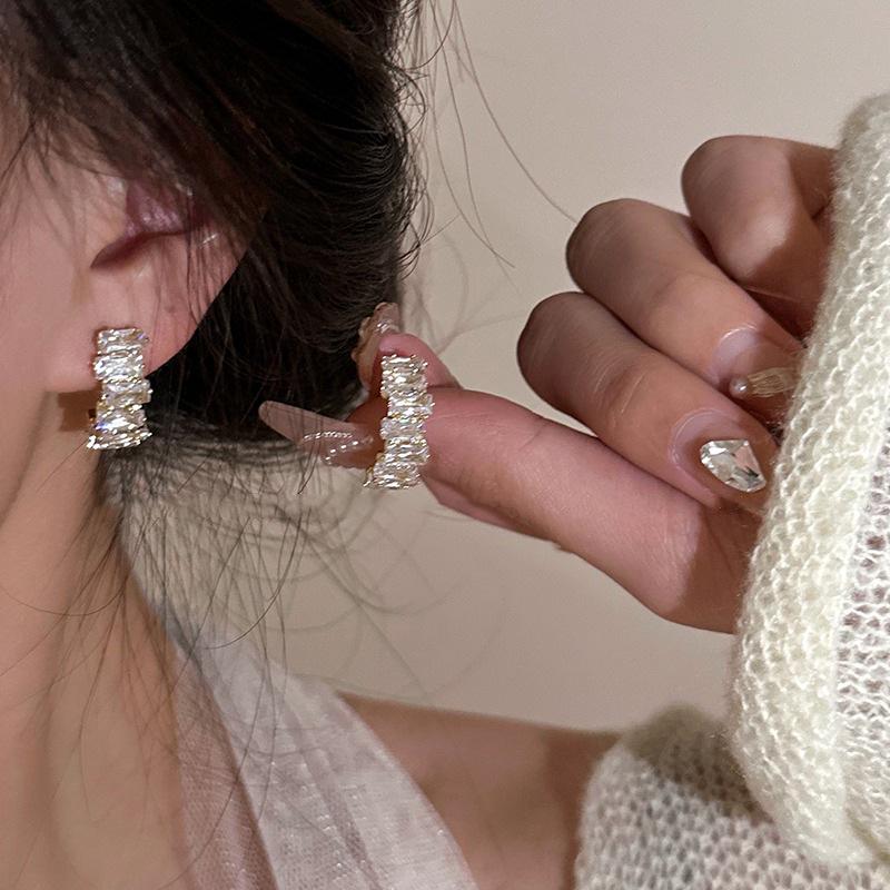 

2023 Zircon Arc Ear Pins: Trendy, Versatile Clip-on Earrings for Women