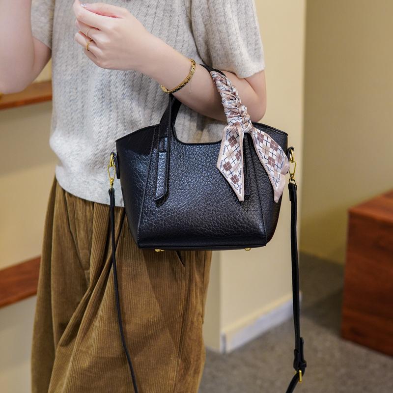 Korean version of fashionable commuter portable bucket bag women's 2025 new autumn and winter simple shoulder bag high-end messenger bag
