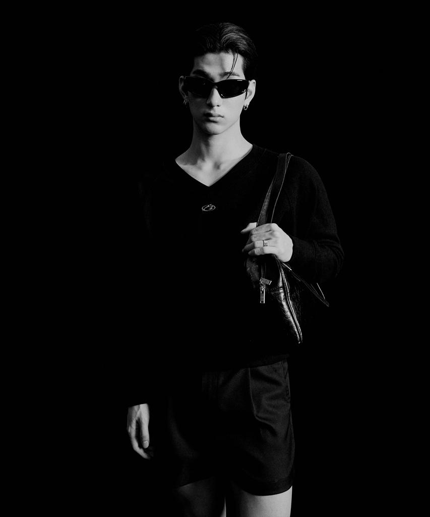 MORE THAN BLACK Logo V Crop Knit