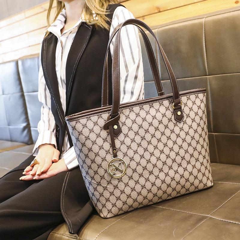 

Новая женская сумка большой вместимости, сумка-тоут через плечо для通勤, под мышку, из холста с принтом, контрастного цвета, темпераментная женская сумка темно-коричневого