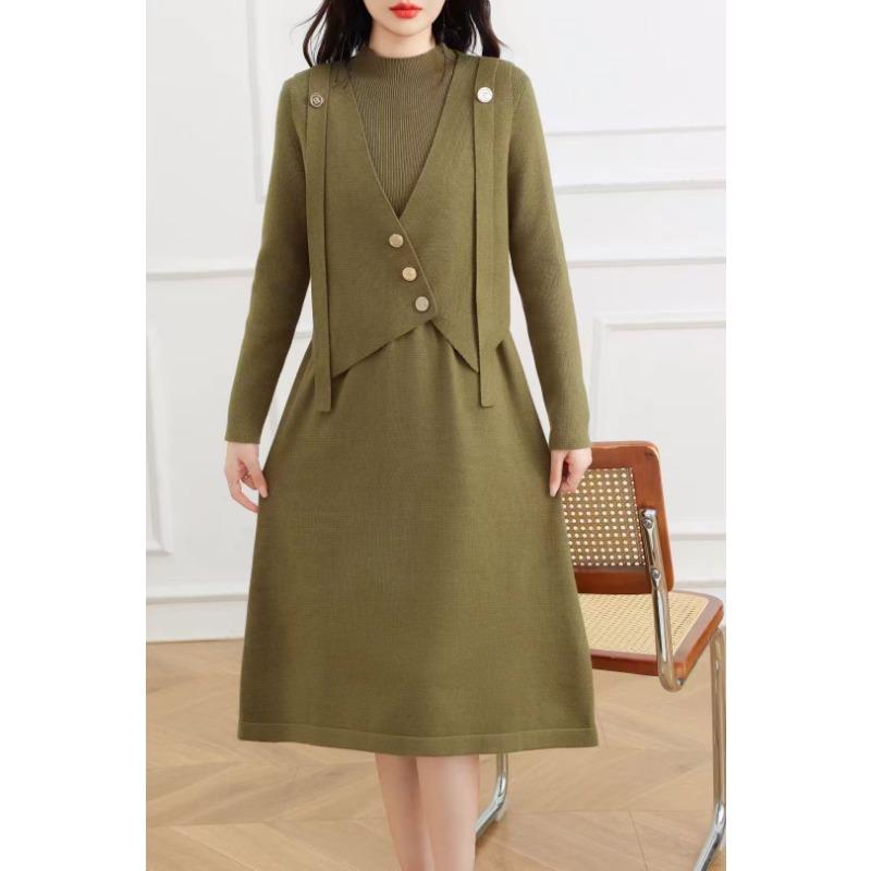 Metal buckle V-neck knitted stacked vest sweater skirt set women's autumn and winter new temperament elegant knitted sweater set