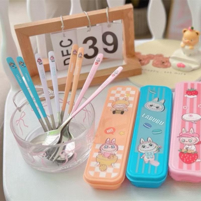 Labubu Draagbare Bestekset van Twee Stuks Cartoon Roestvrij Staal Vork Lepel Opbergdoos Student Draagbare Eetservies Set