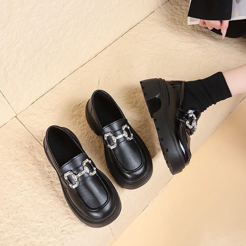 საგაზაფხულო შემოდგომა ახალი რომაული ლოფერები ქალებისთვის მოდური სქელი ძირები, მოცურების საწინააღმდეგო Rhinestones შავი ტყავის პლატფორმა ძვირადღირებული ფეხსაცმელი ქალბატონებისთვის