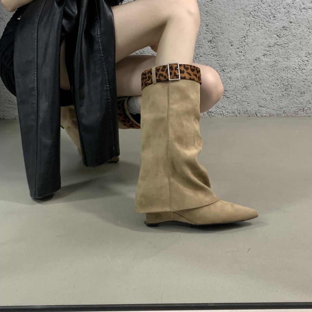 

Модные ботильоны-трубы на танкетке с острым носком с леопардовым принтом женские осенние со съемной пряжкой на ремне ботильоны средней высоты 39 хаки