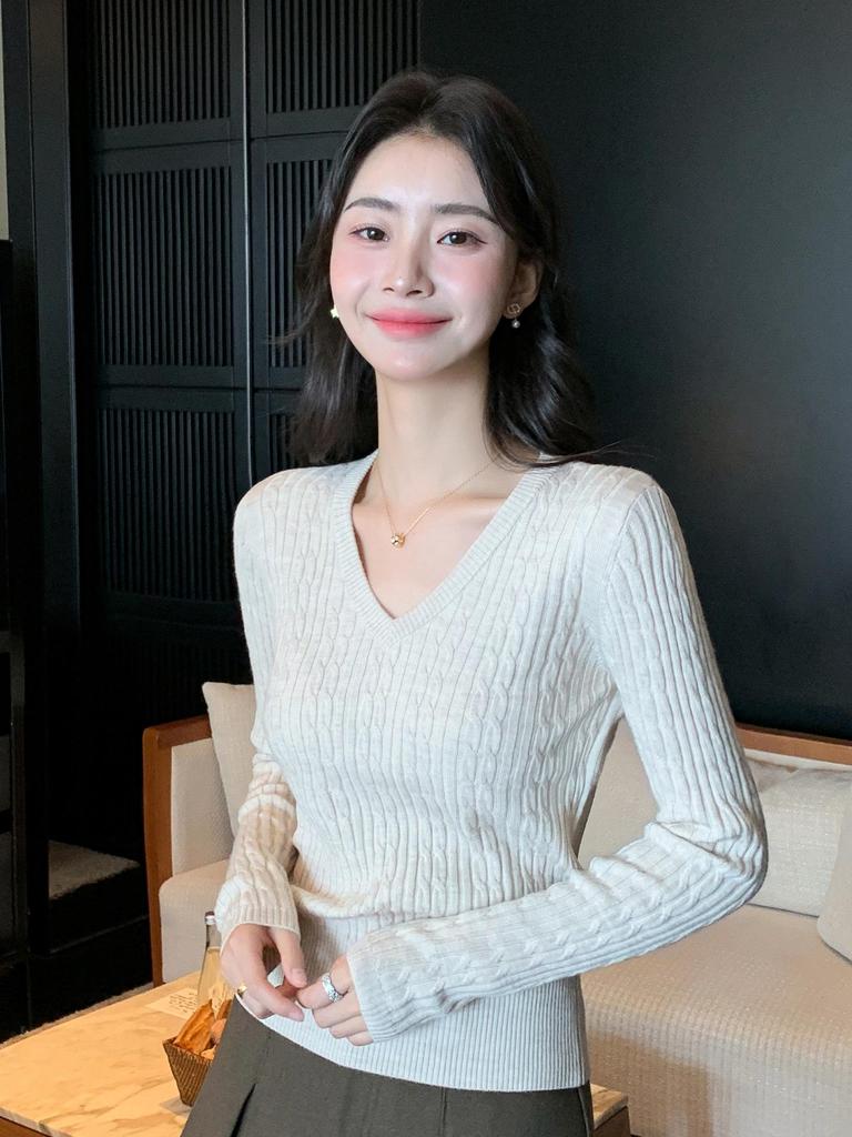 Chic Women's Slim Fit 100% Wool V-Neck Sweater - Versatile Solid Color for Autumn/Winter