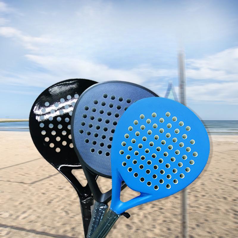 Producătorii produc direct rachete de tenis de plajă din fibră de carbon pentru începători, începători și rachete de tenis de ultimă generație