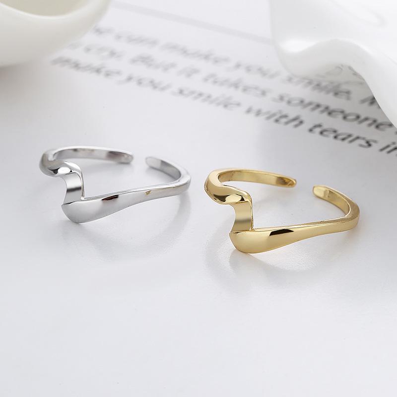 European Fashion Twist Ring: Trendy Irregular Water Wave Adjustable Couple Jewelry for Women