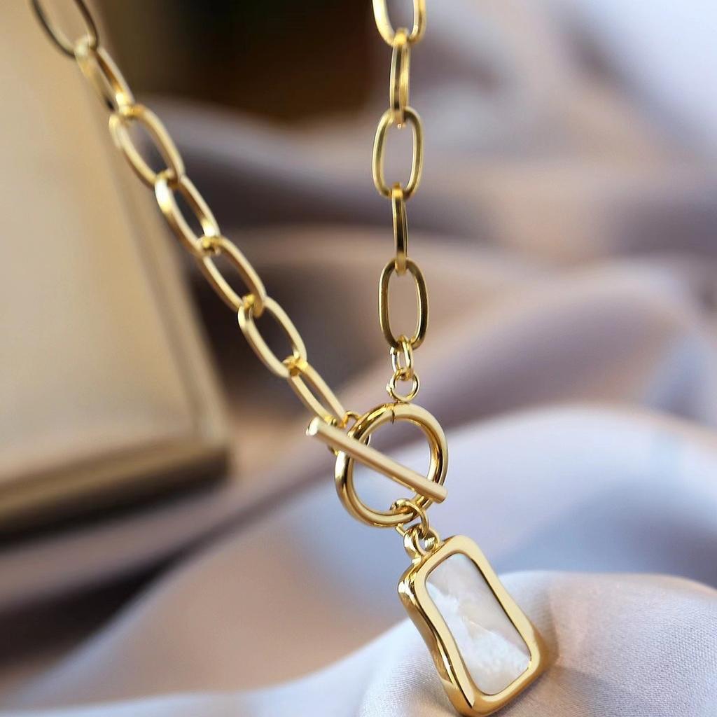 White Shell Material Necklace for Women, Light Luxury Design, Simple and Versatile, High-end Clavicle Chain