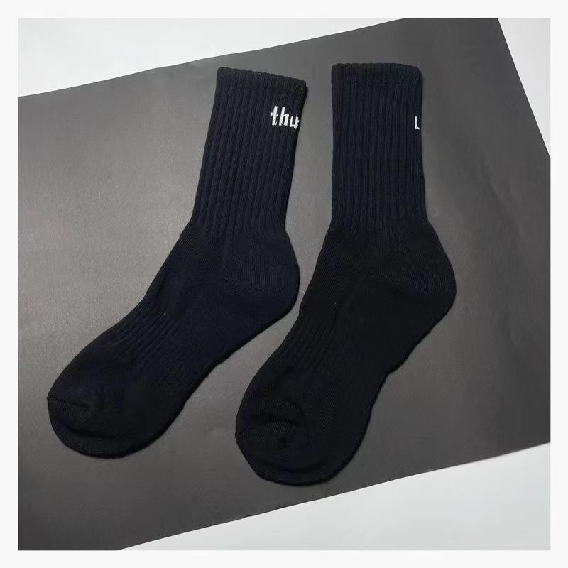 Geschenkbox Socken zum Jahr des Pferdes, Festliche große rote Neujahrssocken, Vier Paar süße Wollsocken als Geschenke