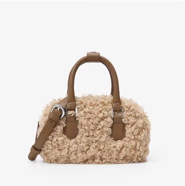 

Fashionable Lamb Fur Handbag Women s Crossbody Bag New Arrival Pillow Shaped Handbag Autumn Season Small Bag Versatile Design бежевый