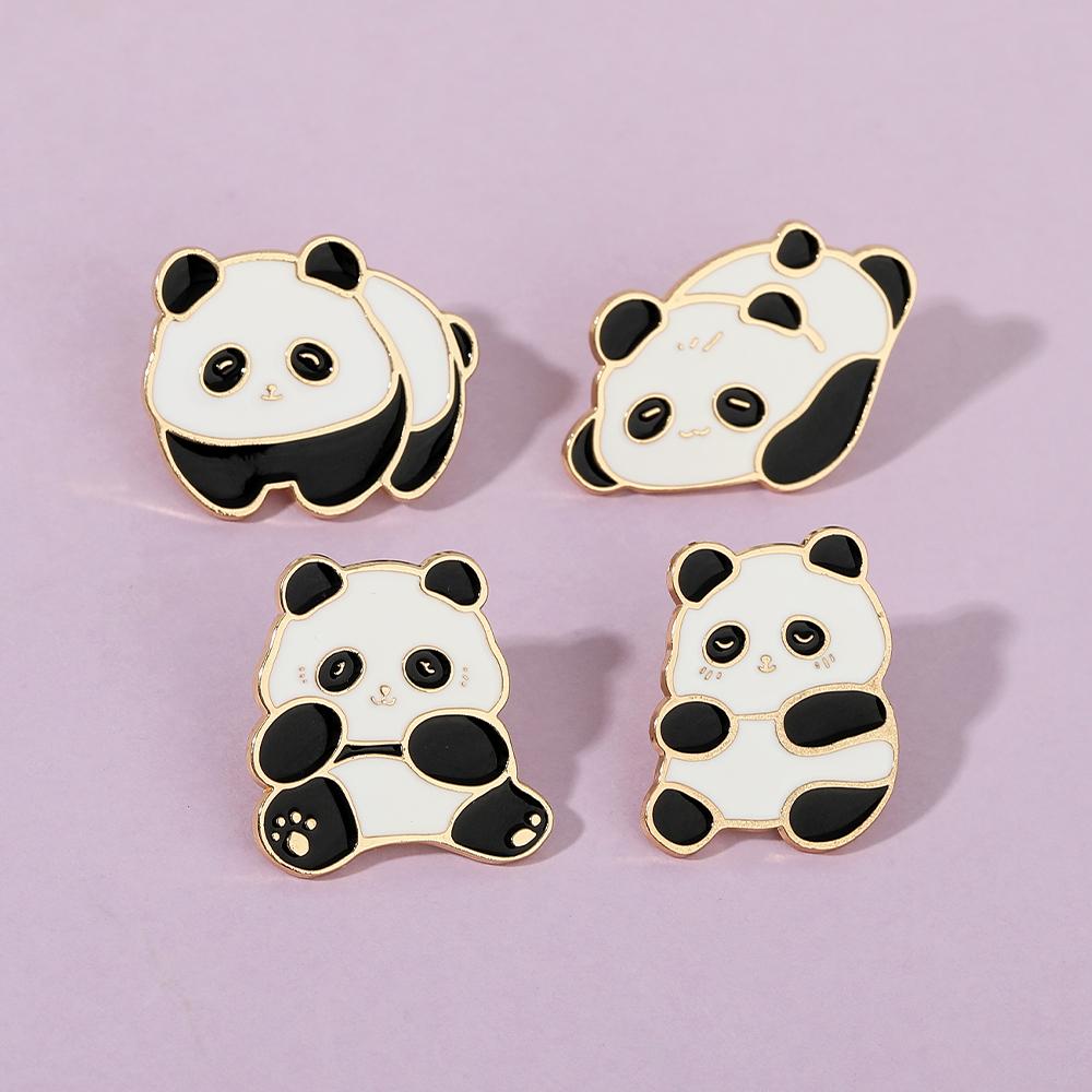 4 Stili Carini Panda Smalto Spille Cartoon Animale Che Gioca Dorate Spille da Bavero Per Ragazze Borsa Zaino Abito Distintivo Accessori
