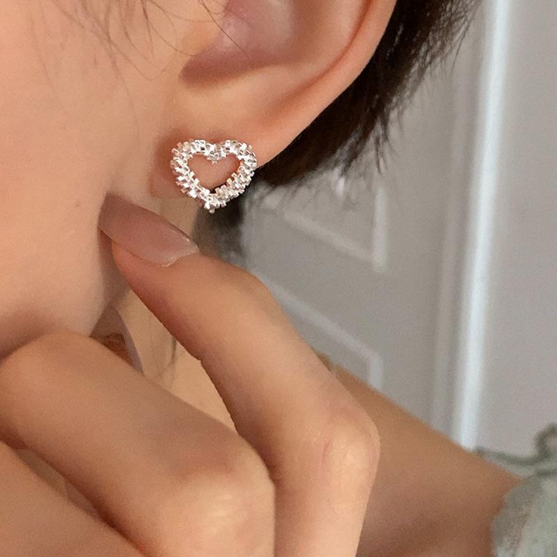 Nischendesign Feine Glänzende Silber Leere Liebe Ohrstecker Damen Einfache Persönlichkeit Modetrend Vielseitige Ohrringe Ohrringe