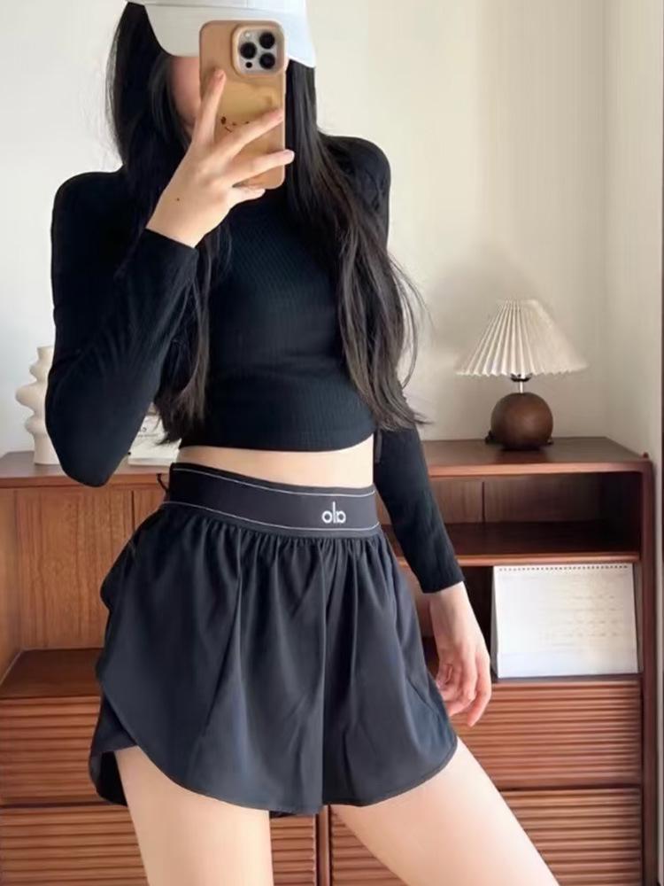 Alo Pantalones Cortos de Yoga Ajustados: Ropa deportiva holgada que favorece la figura para primavera y verano