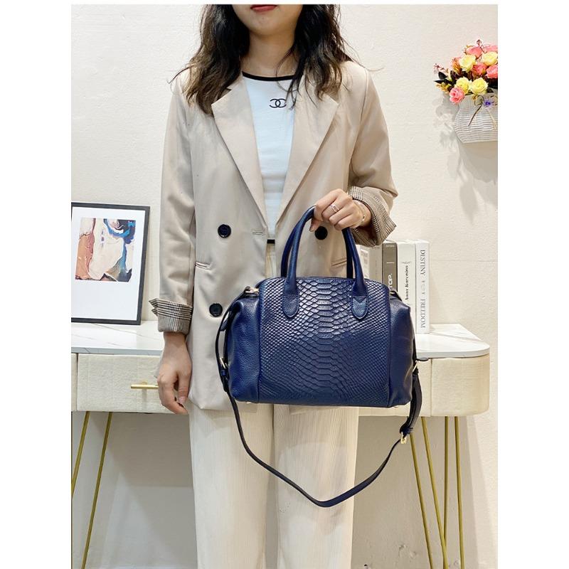 Retro crocodile pattern women's bag plus genuine leather locomotive bag, large-capacity messenger handbag.