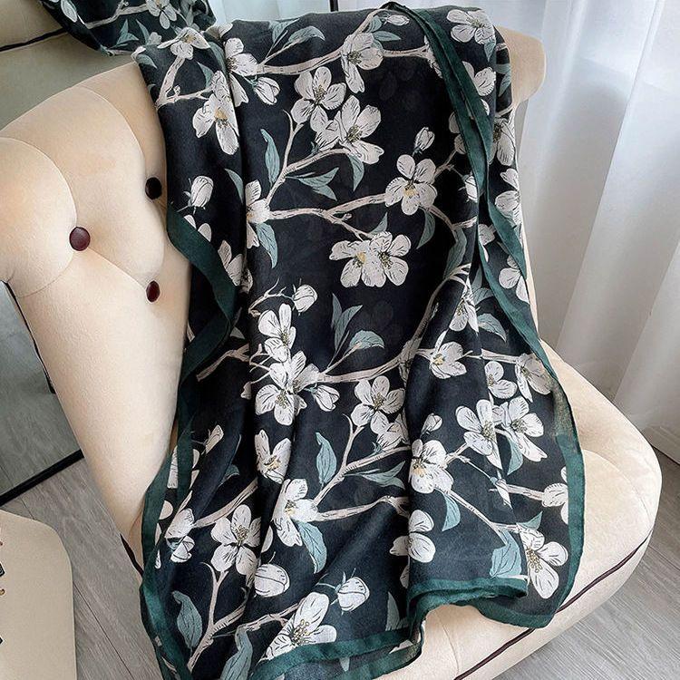 Luxury Brand Autumn and Winter Women New Style Fashion Color Matching Print Silk Scarf Lady Popular Headcloth Beach Shawl