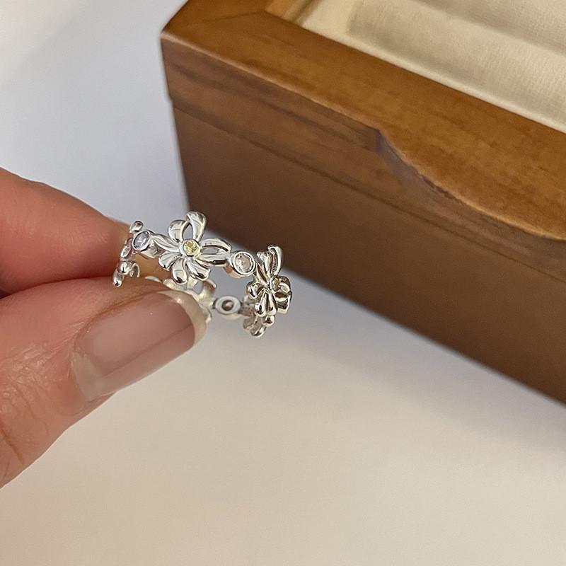 

Adjustable Floral Chic Ring For Women With Stunning Crystal Accents And Retro Design Ideal For Any Ensemble Fashion