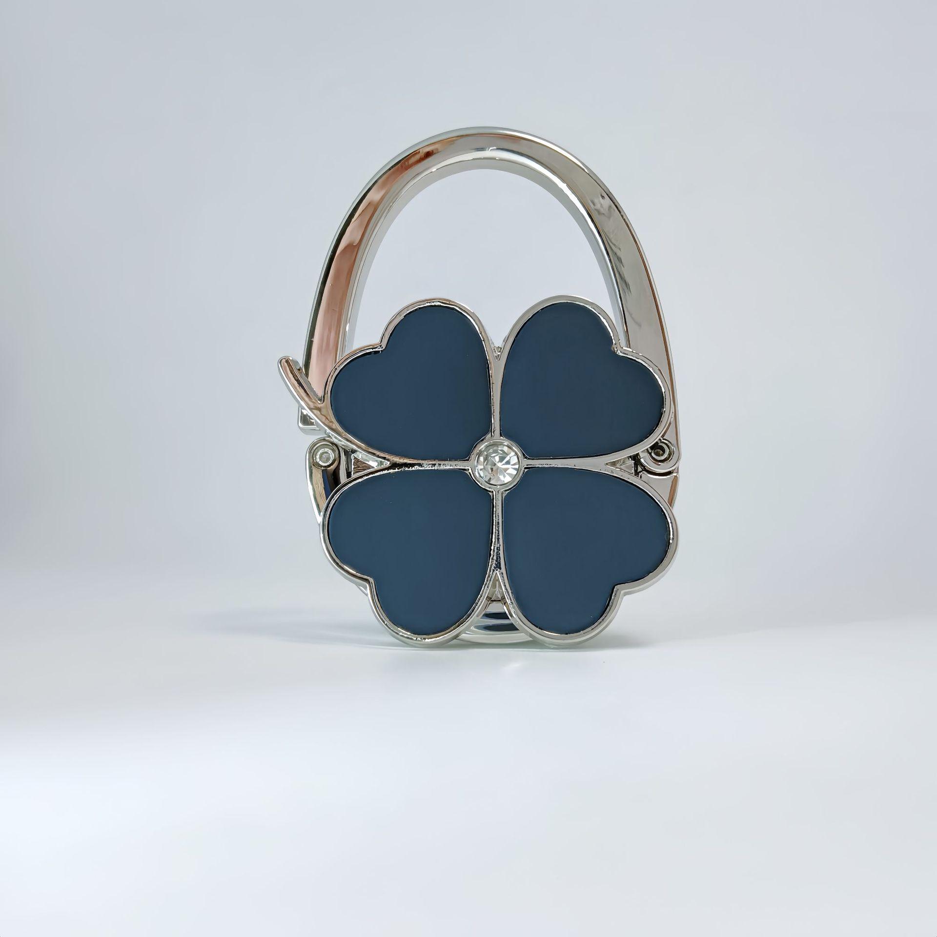 

Однотонный кожаный крючок для сумки в виде клевера