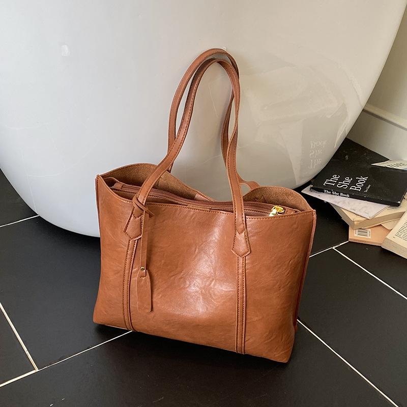 

Autumn Retro Large Capacity Underarm Commuter Bag Women s Handbag 2025 New Simple Shoulder Tote Bag коричневый