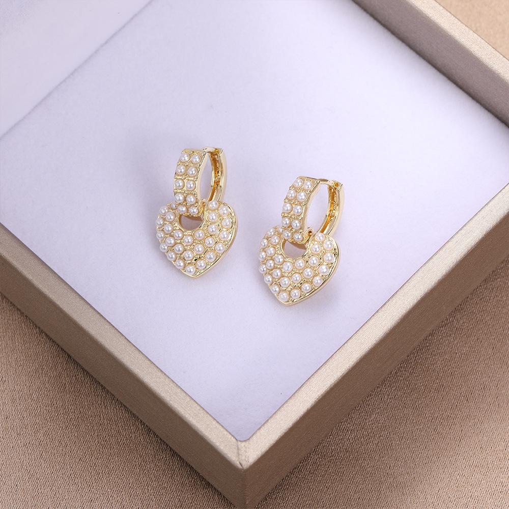 Brincos de pérola cheios de amor para mulheres, temperamento moderno e requintado, brincos de coração de alta qualidade