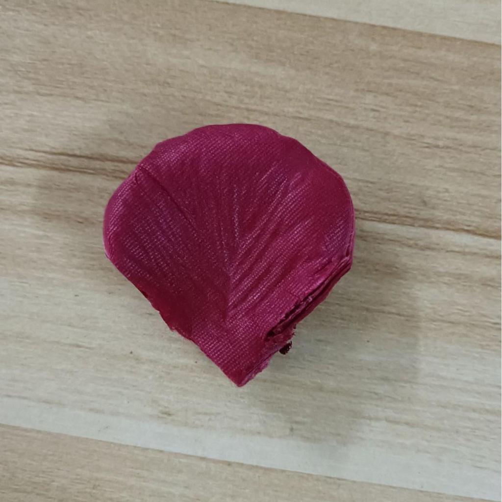 Simulierte Rosenblätter zum Streuen bei Hochzeiten, für Geständnisse, Heiratsanträge und zur Gestaltung von Veranstaltungsorten