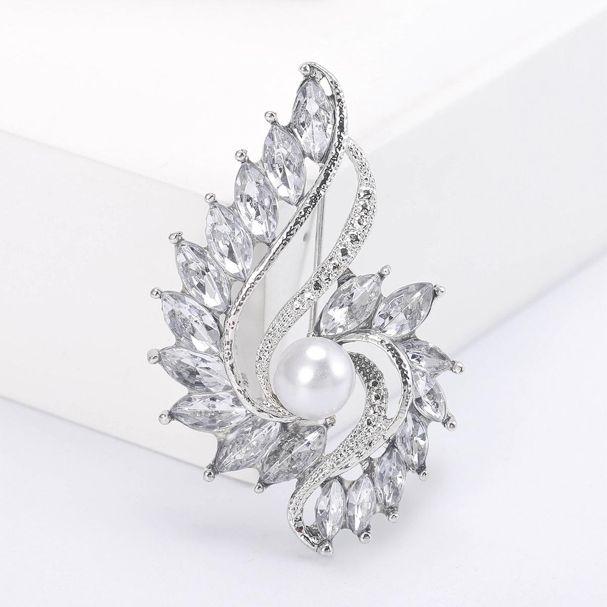 

Модная маленькая брошь с кристаллами и жемчугом, украшенная булавка для костюма, простая маленькая свежая антибликовая фиксированная пряжка двойного назначения