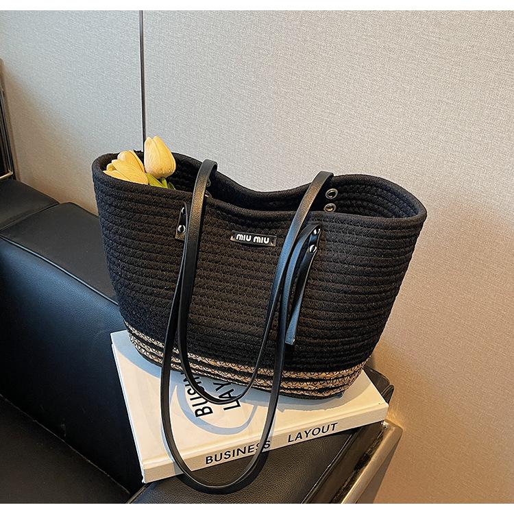 

Niche design tote bag 2025 new simple fashion small fresh spring casual straw bag коричневий
