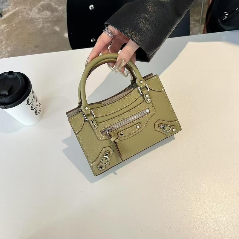 2025 Новая женская сумка из натуральной кожи с верхним слоем из коровьей кожи универсальная сумка через плечо с кисточками уличная сумка в стиле ретро с диагональным поперечным ремешком 20x15x75CM 6119₽