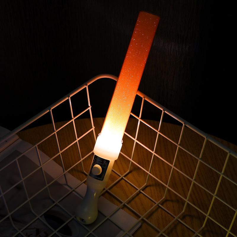 Pałeczka świetlna Gwiazda Koncertowa - Migający rekwizyt do kibicowania z logo