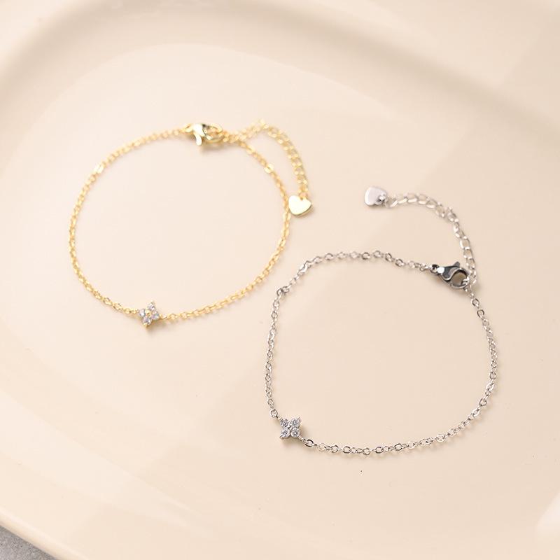 

Exquisite Korean Style Four-Leaf Clover Rhinestone Women s Bracelet - Simple, Luxurious, Fresh, Versatile Everyday Jewelry.