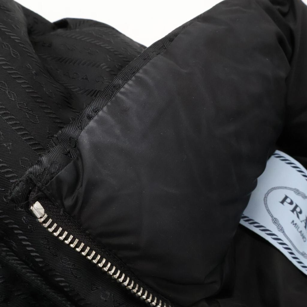 Prada 29Y056 Triangle Logo Plate Re-Nylon Cropped Down Jacket Jacket 40 blackUsed